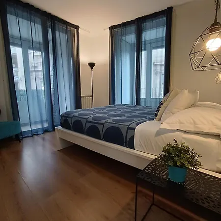 La Casa Di Carta In Piazza Stesicoro *